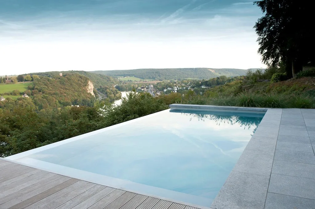 Piscine a sfioro per giardino